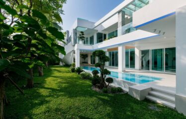 Modern luxury Pool villa บ้านสร้างใหม่ ในหมู่บ้านเวิลด์คลับแลนด์ หางดง เชียงใหม่