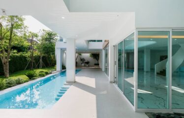 Modern luxury Pool villa บ้านสร้างใหม่ ในหมู่บ้านเวิลด์คลับแลนด์ หางดง เชียงใหม่